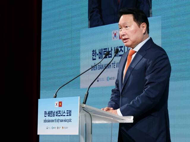 최태원 SK그룹 회장 겸 대한상의 회장이 12일 서울 소공동 롯데호텔에서 열린 '한·베트남 비즈니스 포럼'에서 개회사를 하고 있다. /대한상의