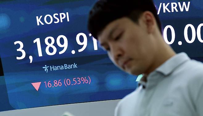 외국인과 기관의 매도세를 보인 12일 오후 서울 중구 하나은행 본점 딜링룸 전광판 화면에 증시가 표시되고 있다. /뉴스1