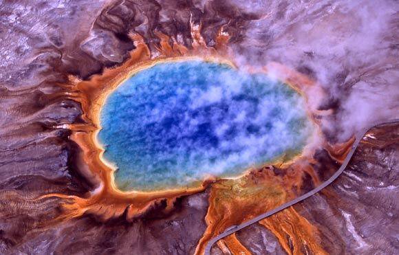 고세균이 처음 발견된 미국 옐로스톤 국립공원의 그랜드 프리즈매틱 온천(Grand Prismatic Spring) 모습./미국 국립공원관리청(National Park Service)