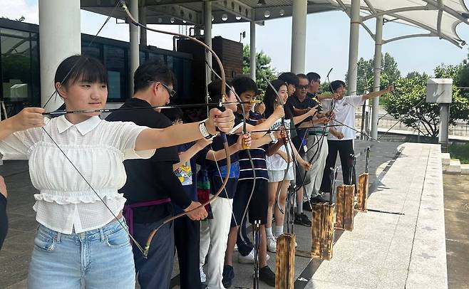 지난달 29일 부천시 원미구 소사로 부천활박물관을 방문한 중국과 일본 청소년들이 국궁 체험을 하고 있다. 이들은 24일부터 6일간 부천에 머물며 다양한 문화체험을 한 뒤 귀국했다. 부천시 제공