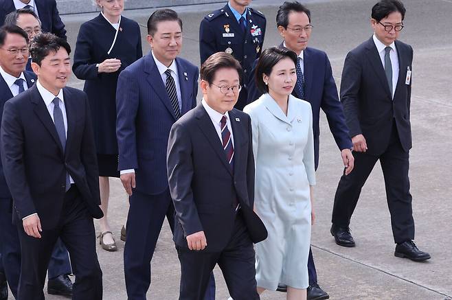 이재명 대통령과 부인 김혜경 여사가 지난 6월16일 캐나다 앨버타주 캐내내스키스에서 열리는 주요 7개국(G7) 정상회의 참석을 위해 경기도 성남시 서울공항에 도착해 공군 1호기로 이동하고 있다. 대통령실사진기자단