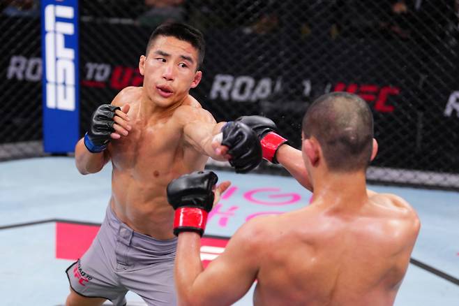 윤창민(왼쪽)이 아오이 진에게 주먹을 뻗는 모습. 사진=UFC