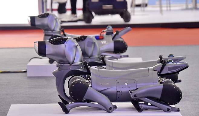 지난 11일 중국 베이징에서 열린 세계로봇콘퍼런스(WRC)에 개 모양의 중국 4족 보행 로봇이 전시돼 있다. 신화연합뉴스