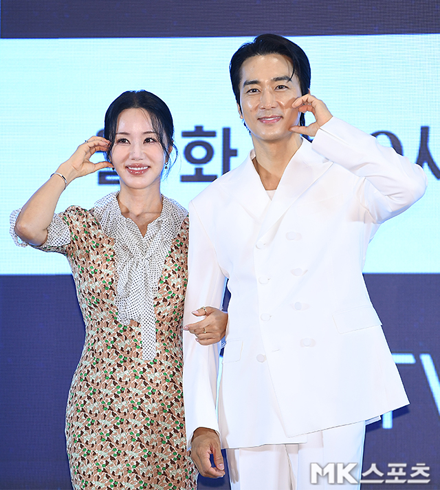 12일 오후 신도림 디큐브시티 더 세인트에서 지니 TV 오리지널 드라마 ‘금쪽같은 내 스타’ 제작발표회가 개최됐다. 이날 자리에는 최영훈 감독과 배우 엄정화, 송승헌, 이엘, 오대환이 참석했다. / 사진 = 천정환 기자