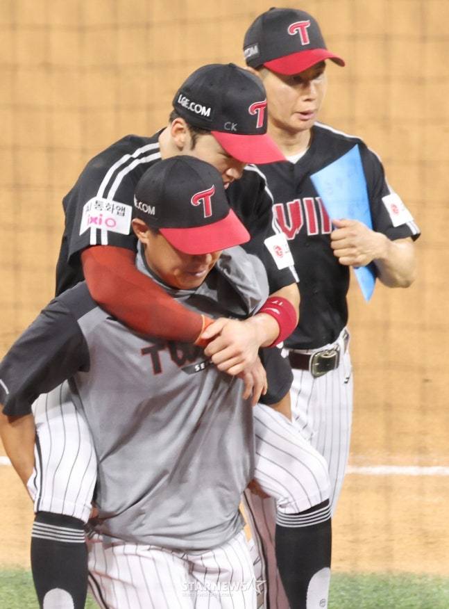 2025 신한 SOL Bank KBO리그 kt 위즈 대 LG 트윈스 경기가 12일 수원 KT위즈파크에서 열렸다. LG 중견수 박해민이 8회말 2사 1,2루에서 KT 오윤석 타구를 수비하다 부상을 입고 교체되고 있다. /사진=김진경 대기자