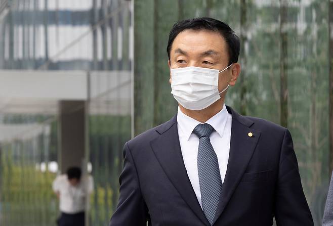 권오수 전 도이치모터스 회장이 지난 3일 오전 서울 종로구 광화문KT 건물에 마련된 김건희 특검팀 사무실을 나서고 있다./뉴시스