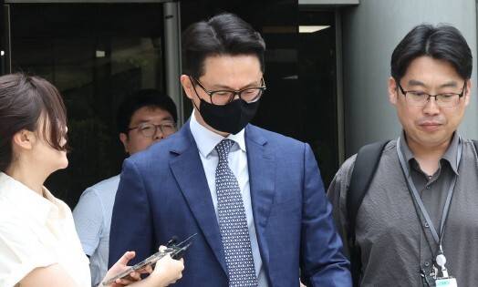 윤영호 전 통일교 전 세계본부장이 지난달 30일 영장실질심사를 마치고 서울중앙지법을 나오고 있다. 윤운식 선임기자 yws@hani.co.kr