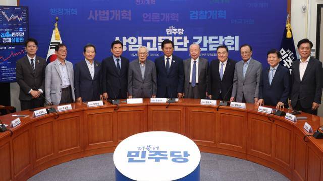 정청래(가운데) 더불어민주당 대표가 12일 서울 여의도 국회에서 열린 상임고문단 간담회에서 참석자들과 기념촬영을 하고 있다. 왼쪽부터 한민수 당대표 비서실장, 이용득, 정세균, 김진표, 임채정 상임고문, 정 대표, 김원기, 문희상, 이해찬, 박병석 상임고문, 조승래 사무총장. 뉴시스