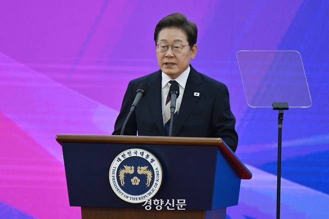 이재명 대통령이 지난 6월4일 국회 로텐더홀에서 취임선서를 마친 뒤 연설하고 있다. 박민규 선임기자