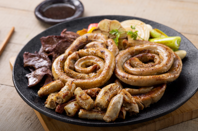 청북 청주 오창읍 소재 식당 ‘현옥 한우국밥 & 소곱창 무한리필’의 대표 메뉴인 소곱창. 현옥 한우국밥 & 소곱창 무한리필.