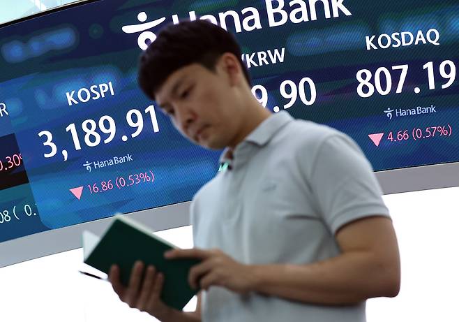 외국인과 기관의 매도세를 보인 12일 오후 서울 중구 하나은행 본점 딜링룸 전광판 화면에 증시가 표시되고 있다. 이날 코스피는 전 거래일 대비 16.86포인트(0.53%) 내린 3189.91, 코스닥도 4.66포인트(0.57%) 내린 807.19로 장을 마감했다. 뉴스1