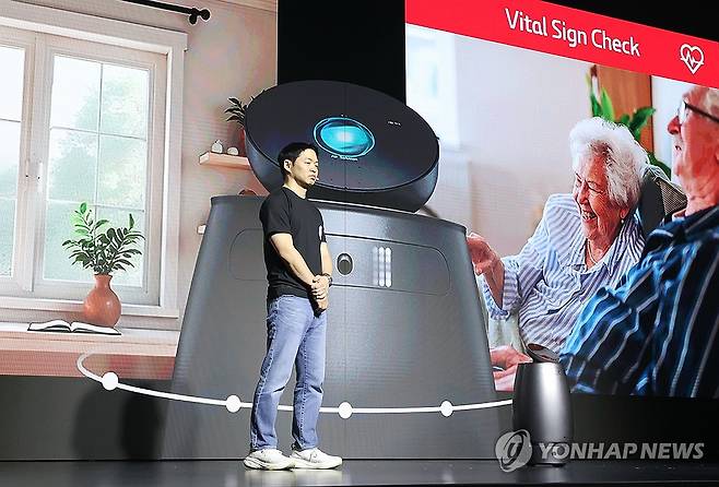 SK, '나무엑스' 웰니스 로봇 공개 (서울=연합뉴스) 이재희 기자 = 23일 서울 광진구 그랜드워커힐호텔에서 열린 AI 웰니스 로보틱스 브랜드 나무엑스(NAMUHX) 브랜드 론칭 쇼케이스에서 최성환 SK네트웍스 사업총괄 사장이 웰니스 로봇을 공개하고 있다. 2025.4.23 scape@yna.co.kr
