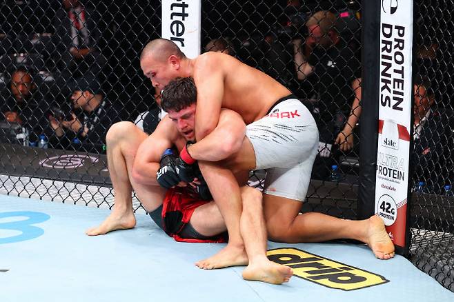 이스마일 나우르디예프를 몰아붙이는 박준용. 사진=UFC