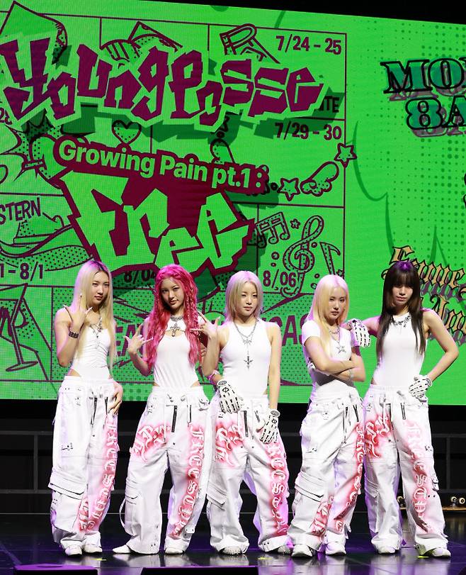 그룹 영파씨(YOUNG POSSE)가 14일 오후 서울 서대문구 예스24 원더로크홀에서 열린 네 번째 EP ‘그로잉 페인 파트1 : 프리’ 발매 쇼케이스에서 포즈를 취하고 있다.(사진=뉴스1)