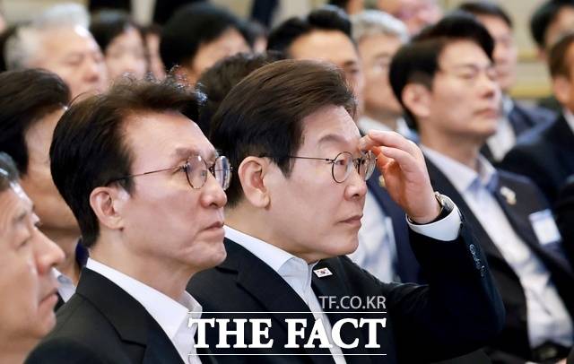 이재명 대통령이 13일 청와대 영빈관에서 열린 국정기획위원회 국민보고대회에서 이한주 국정기획위원회 위원장의 발표를 지켜보고 있다./뉴시스