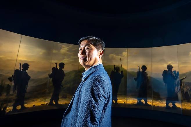 전쟁기념관 6·25전쟁실에서 만난 이상철 장군은 34년 군 생활 동안 가장 보람된 임무로 DMZ 유해 발굴 작전을 이끈 5사단장 시절을 꼽았다. 철원 화살머리고지에서 2018년 개시해 2021년 작전 종료까지 유해 3092구를 찾아냈는데, 이 중 국군 용사 10명이 가족 품으로 돌아갔다. /이신영 영상미디어 기자