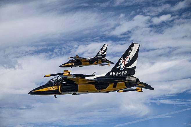 공군은 대한민국 공군 특수비행팀 '블랙이글스(Black Eagles)' T-50B 항공기의 수직 꼬리날개에 광복 80년 기념 엠블럼을 부착했다고 14일 밝혔다. 사진은 광복 80년을 맞아 기념 엠블럼을 부착한 블랙이글스 T-50B 항공기가 비행하고 있는 모습. 공군 제공
