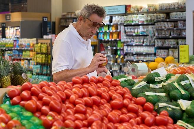 12일(현지시간) 미국 캘리포니아주 로스앤젤레스의 식료품점에서 한 고객이 과일을 둘러보고 있다.EPA연합뉴스