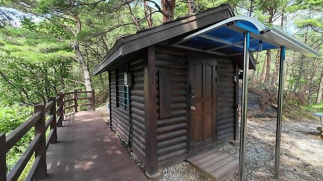 지난 2일 주민감시원이 없고 문이 닫혀있는 국내 최대의 생태경관보전지역 왕피천의 한 초소. 녹색연합 제공