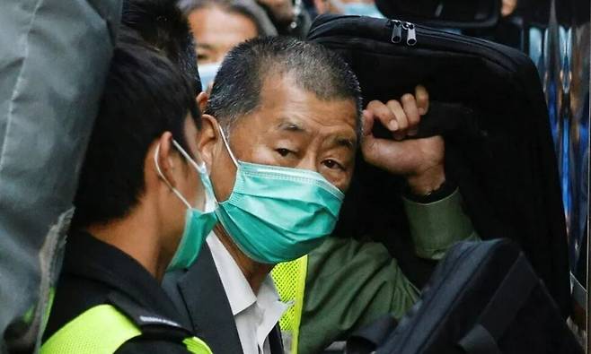 2021년 2월1일 지미 라이(오른쪽) 전 빈과일보 대표가 교도소 호송차를 타고 법원을 떠나고 있다. 로이터 연합뉴스
