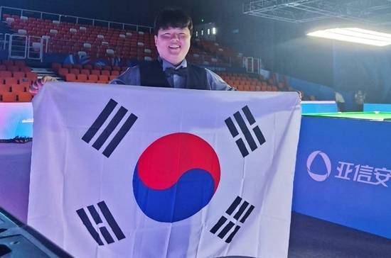 조명우가 14일 열린 중국 청두월드게임 남자캐롬 결승에서 이집트의 시돔을 꺾고 우승, 한국당구사상 월드게임 첫 금메달을 획득했다. 금메달을 확정한 조명우가 태극기를 들고 기뻐하고 있다. (사진=대한당구연맹)