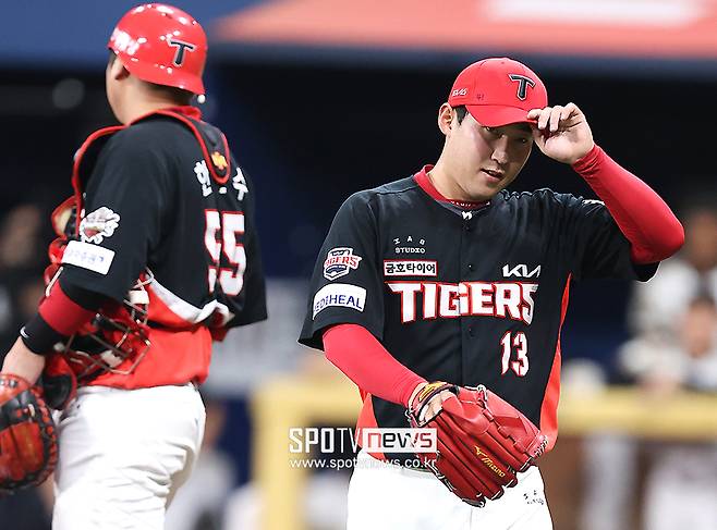 ▲ 팔꿈치 수술 재활까지 1년 넘는 시간이 걸리는 만큼 윤영철이 이 기간에 병역을 수행해야 한다는 의견도 나오고 있다 ⓒ곽혜미 기자