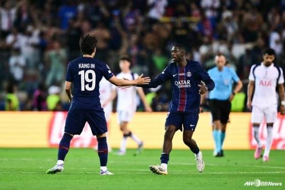 이강인(왼쪽)이 14일 오전 4시(한국시간) 이탈리아 블루에너지 스타디움에서 열린 2025 유럽축구연맹(UEFA) 슈퍼컵 결승에서 추격골을 넣고 우스만 뎀벨레와 하이파이브하고 있다. /AFPBBNews=뉴스1