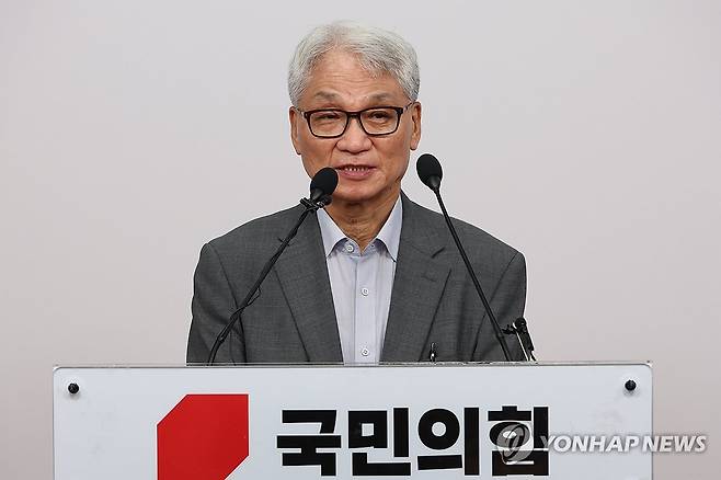 국민의힘 윤리위, 전한길에 '경고' 징계 (서울=연합뉴스) 김주성 기자 = 국민의힘 여상원 중앙윤리위원장이 14일 서울 여의도 당사에서 '전당대회 방해' 논란 당사자인 전한길 씨에 대한 윤리위의 징계 논의 결과를 설명하고 있다. 윤리위는 전 씨에 대해 '경고' 징계를 내리기로 결정했다. 2025.8.14 utzza@yna.co.kr