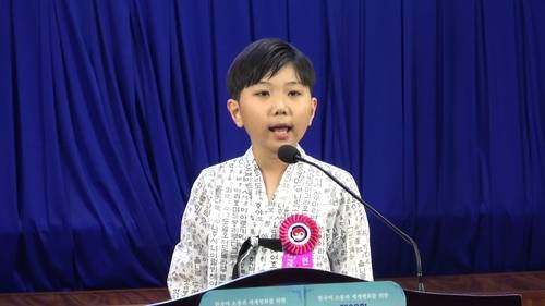 세계한국어웅변대회 베트남 호찌민서 열려 (호찌민=연합뉴스) 14일(현지시간) 베트남 호찌민 호찌민국립대 강당에서 한국인과 세계 각국의 외국인·해외동포들이 한국어 웅변 실력을 선보이는 제29회 세계한국어웅변대회가 열렸다. 한국의 초등학교 3학년 박윤호 학생이 한글이 새겨진 한복을 입고 연설하는 모습. 2025.08.14