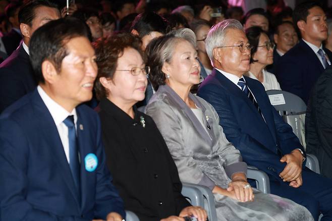 국민임명식 참석한 문재인 전 대통령과 권양숙 여사문재인 전 대통령 부부와 노무현 전 대통령 부인 권양숙 여사, 더불어민주당 정청래 대표가 15일 서울 세종대로 광화문광장에서 열린 제21대 대통령 국민임명식 '광복 80년, 국민주권으로 미래를 세우다' 행사에 참석해 있다. /연합뉴스