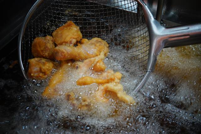 계란 위주의 양계산업은 70년대 전기통닭, 80~90년대의 프라이드치킨, 그리고 2010년부터는 한 마리씩 나오는 옛날통닭이 다크호스로 떠오르고 있다. 71년 등장한 식용유, 그것 때문에 양념과 간장프라이드치킨으로 대별되는