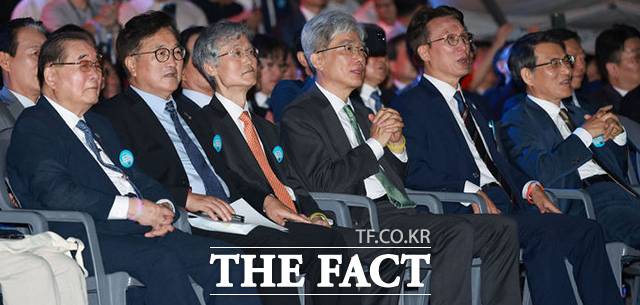 이종찬 광복회장, 우원식 국회의장, 조희대 대법원장, 김상환 헌재소장, 김민석 국무총리, 노태악 중앙선거관리위원장(왼쪽부터)이 기념 공연을 관람하고 있다. /뉴시스