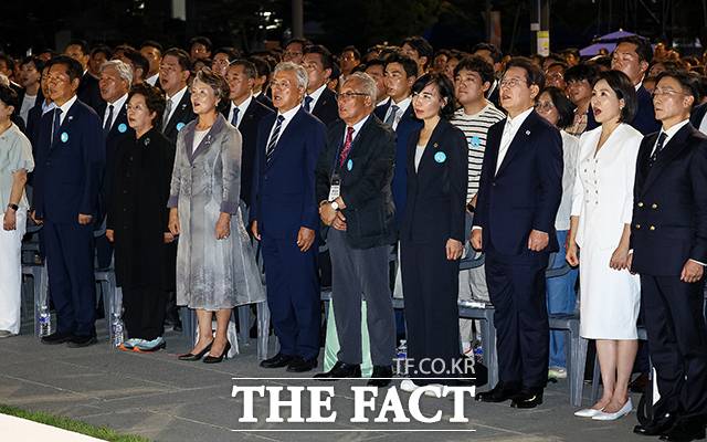 이재명 대통령 부부와 참석 내빈들이 애국가를 제창하고 있다. /뉴시스