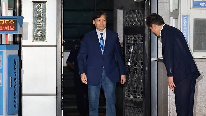 이재명 정부의 특별사면 발표로 수감 생활 8개월여 만에 풀려나는 조국 조국혁신당 전 대표가 15일 새벽 서울 구로구 서울남부교도소에서 출소하며 지지자들에게 인사하고 있다. 2025.8.15 /박성원 기자