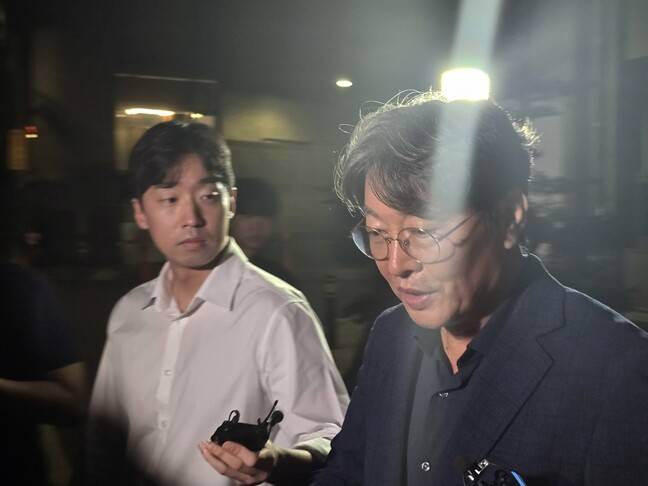 차명 주식거래 의혹을 받는 이춘석 무소속 의원이 15일 마포구 서울경찰청 광역수사단 청사에서 조사를 마친 뒤 귀가하고 있다. 연합뉴스