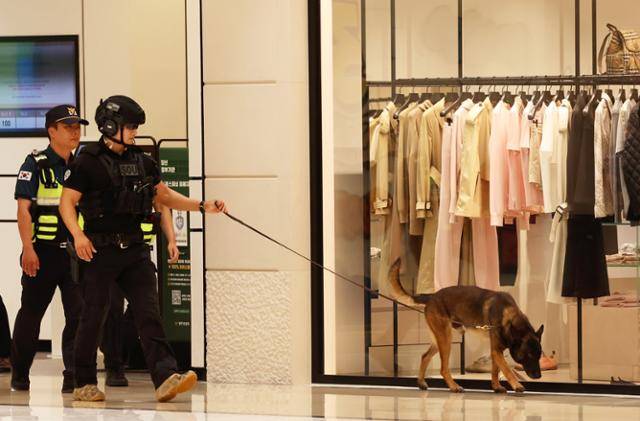 11일 광주 서구의 한 백화점에서 경찰특공대와 탐지견이 폭발물 탐색을 하고 있다. 광주=연합뉴스