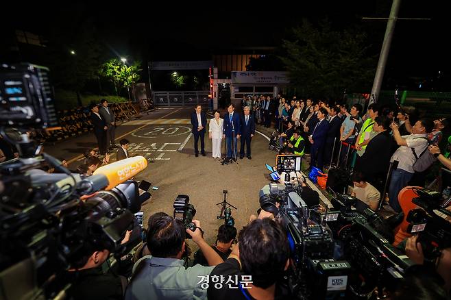 ‘광복절 특별사면’으로 사면·복권된 조국 전 조국혁신당 대표가 15일 새벽 서울 남부교도소 앞에서 대국민 인사를 발표하고 있다. 2025.8.15 이준헌 기자