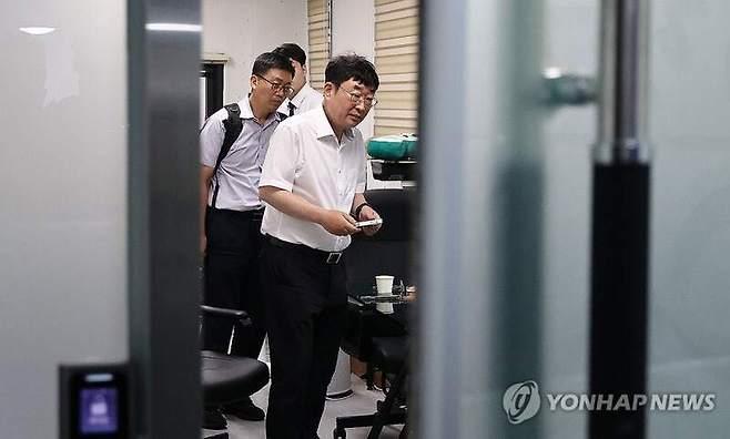 지난 13일 휴대전화를 임의제출하는 신혜식 대표 / 사진 = 연합뉴스