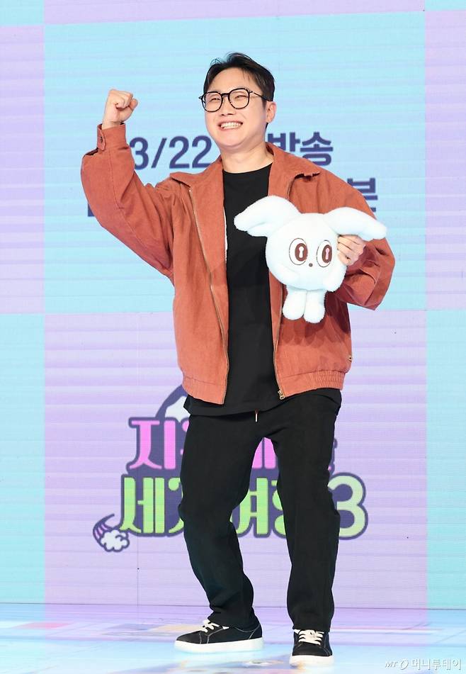 (서울=뉴스1) 권현진 기자 = 여행 크리에이터 빠니보틀이 20일 서울 마포구 쇼킹케이팝센터에서 열린 ENA ‘지구마불 세계여행3’ 제작발표회에 참석해 포즈를 취하고 있다. '지구마불 세계여행3'는 여행 크리에이터 3대장 빠니보틀(빠니보틀 Pani Bottle), 원지(원지의 하루), 곽튜브(곽튜브 KWAKTUBE)가 김태호 PD에 의해 설계된 세계여행 부루마불 게임에 참여, 주사위에 운명을 맡기고 세계 각지를 여행하는 과정을 담은 예능 프로그램이다. 2025.3.20/뉴스1 Copyright (C) 뉴스1. All rights reserved. 무단 전재 및 재배포, AI학습 이용 금지. /사진=(서울=뉴스1) 권현진 기자