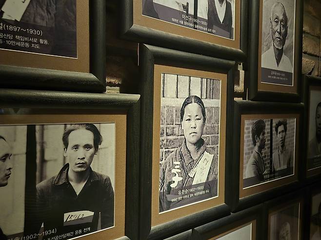 서대문형무소 전시관 벽면에 이곳에서 순국한 독립운동가들의 사진이 붙어있다. 김도윤 기자.