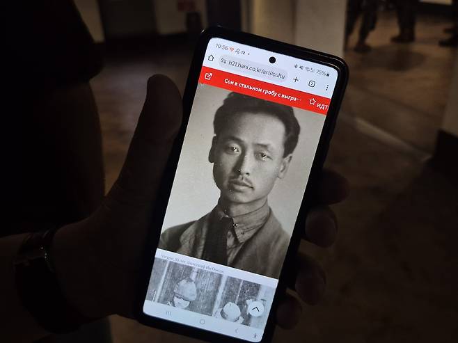 고려인 김알렉(59)씨는 “가족의 뿌리를 느끼고 싶었다”며 독립운동가였던 최성룡 열사를 회고했다. 김도윤 기자.