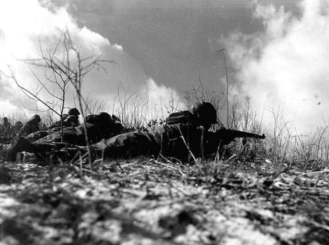 전쟁을 일으키는 원인 중 첫손 꼽히는 건 ‘견제되지 않는 사적 이익’이다. 이런 사례는 역사에 수두룩하다. 20세기 중반부터 미국과 소련(현 러시아)은 범세계라는 파이를 더 많이 차지하려고 약소국 안에서 대리전을 벌였는데 6·25전쟁과 베트남전쟁이 대표적이다. 두 초강대국은 동맹국을 끌어들여 약소국에서 힘 대결을 벌였지만 정작 희생을 치른 약소국들은 미국과 소련에 책임을 묻지 못했다. 사진은 미국 국립문서보관소에 보관돼 있던 미 해병대의 6·25전쟁 기록물. 로이터 연합뉴스