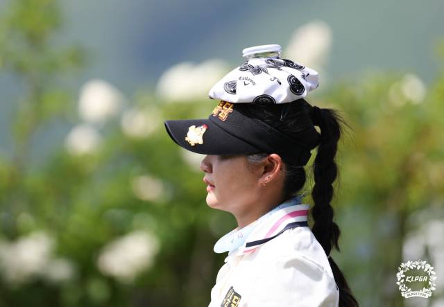얼음 주머니로 열을 식히는 한지원. 사진 제공=KLPGA