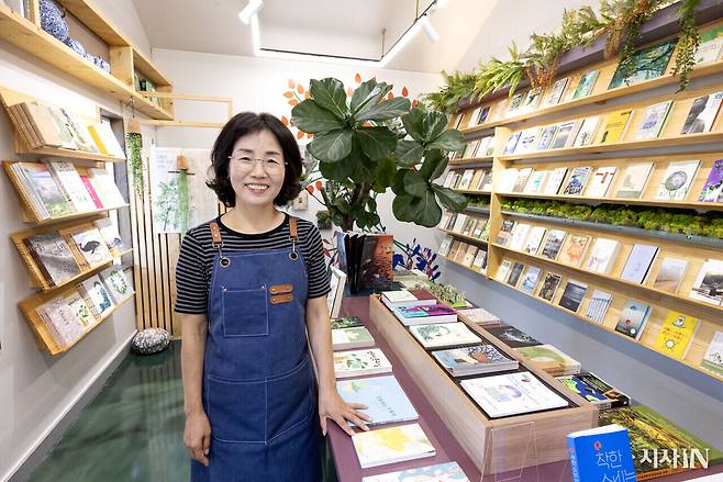 나무의사 황경선씨는 도시농부 남편 강준석씨와 생태서점 맹그로브를 열었다. ⓒ시사IN 조남진