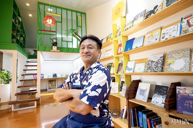 김성렬씨의 그림책 서점 책방 고릴라. 이층 다락에서 아이들이 책을 볼 수 있게 만들었다. ⓒ시사IN 조남진