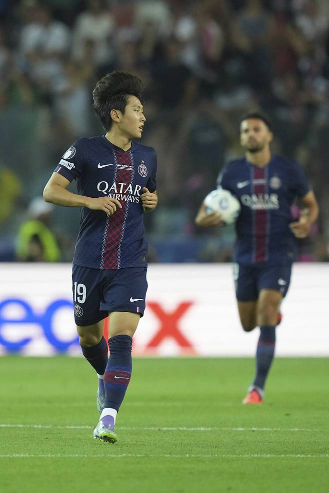 ▲ 이강인의 한 방으로 분위기를 되살린 파리 생제르맹은 후반 추가시간 곤살루 하무스의 헤더로 경기를 원점으로 돌렸다. 이후 승부차기 끝에 토트넘을 꺾은 이들은 창단 55년 만에 첫 UEFA 슈퍼컵 트로피를 품에 안았다. ‘RMC 스포츠’도 “이강인은 토트넘전에서 두 차례 슈팅과 골을 기록하며 파리 생제르맹에 희망을 불어넣었다”고 평가했다. ⓒ연합뉴스/AP