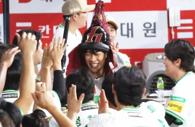 2025 신한 SOL Bank KBO리그키움 히어로즈 대 kt 위즈 경기가 15일 서울 고척스카이돔에서 열렸다. 키움 송성문이 5회말 2사에서 동점 1점 홈런을 날리고 홈인한 후 동료들의 환영을 받고 있다. /사진=김진경 대기자