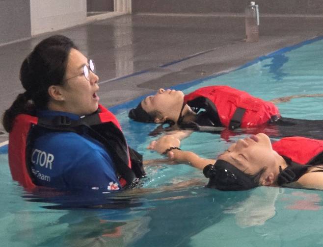 하셈희 대한안전연합 경기중앙본부 본부장이 수상 안전교육을 하고 있다. 대한안전연합 경기중앙본부 제공.