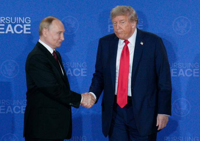 블라디미르 푸틴(왼쪽) 러시아 대통령과 도널드 트럼프 미국 대통령이 15일 미 알래스카 앵커리지의 엘멘도르프-리처드슨 합동기지에서 공동기자회견을 마친 후 악수하고 있다. 앵커리지=UPI 연합뉴스