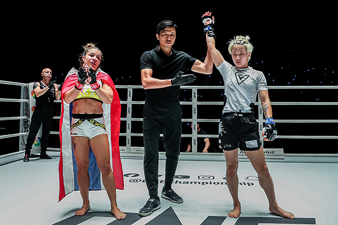 김소율(오른쪽)이 2023년 8월 종합격투기 메이저대회 원챔피언십 5번째 승리 선언을 받고 있다. 왼쪽은 유럽유도연맹 17세 이하 선수권대회 은메달리스트 노엘 그랑장. 사진=Group One Holdings Pte. Ltd